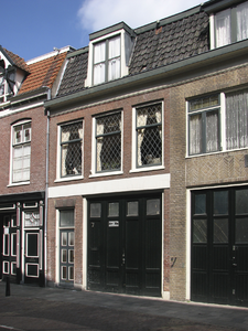 872043 Gezicht op de voorgevel van het pand Waterstraat 7 in Wijk C te Utrecht, waarvan de begane grond in gebruik was ...